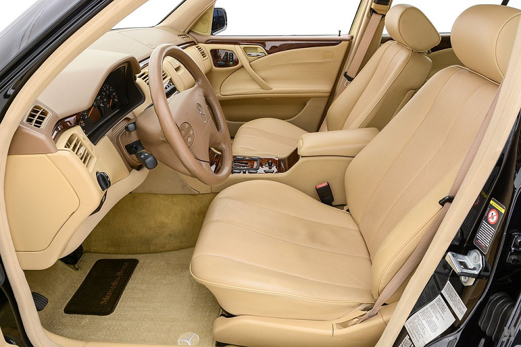 Ban đầu, chiếc xe xuất xưởng từ nhà máy của thương hiệu ngôi sao 3 cánh với kiểu dáng station wagon. Sau đó, theo yêu cầu đại lý ôtô, chiếc Mercedes-Benz E-Class lập tức được chuyển tới hãng độ thân vỏ Karrosserie Binz tại Đức. Tại đây, chiếc Mercedes-Benz E320 được kéo dài 736 mm để bổ sung phần thùng phía sau hàng ghế thứ hai.