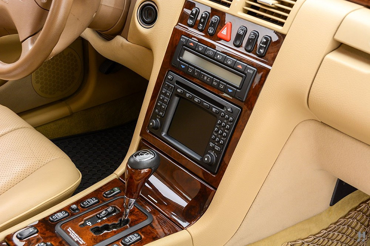 Ngoài ra, phần đuôi xe nguyên bản của chiếc Mercedes-Benz E-Class vẫn được giữ lại. Bản thân cửa kính sau hàng ghế thứ hai cũng được bê từ chiếc Mercedes-Benz E-Class nguyên bản sang. Người dùng có thể mở cửa này để chui vào trong nội thất.