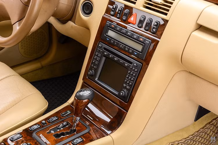 Ngoài ra, phần đuôi xe nguyên bản của chiếc Mercedes-Benz E-Class vẫn được giữ lại. Bản thân cửa kính sau hàng ghế thứ hai cũng được bê từ chiếc Mercedes-Benz E-Class nguyên bản sang. Người dùng có thể mở cửa này để chui vào trong nội thất.