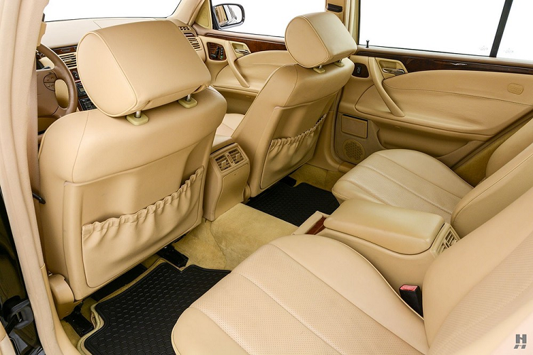 Tương tự như vậy, phần đầu xe cũng được giữ nguyên như Mercedes-Benz E320 lúc xuất xưởng. Chiếc xe được trang bị đèn pha hình oval nằm dọc, đèn sương mù tách riêng bao quanh lưới tản nhiệt mạ crôm nhỏ nhưng nổi bật.