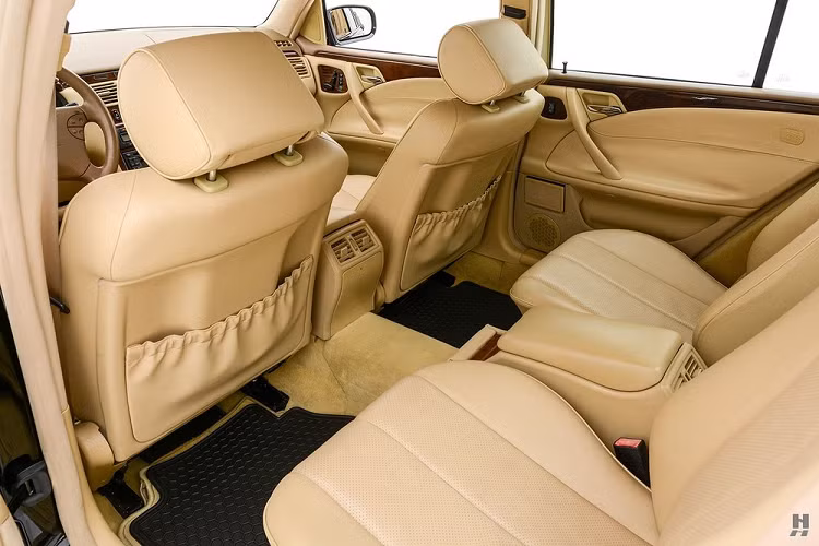 Tương tự như vậy, phần đầu xe cũng được giữ nguyên như Mercedes-Benz E320 lúc xuất xưởng. Chiếc xe được trang bị đèn pha hình oval nằm dọc, đèn sương mù tách riêng bao quanh lưới tản nhiệt mạ crôm nhỏ nhưng nổi bật.