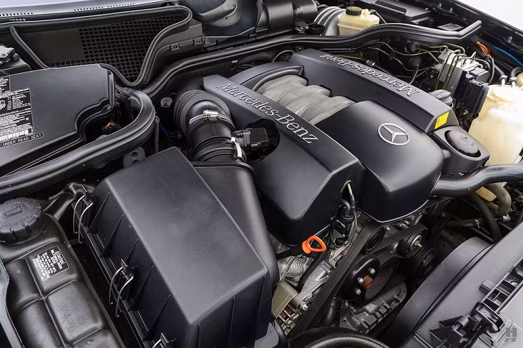 Bên trong chiếc Mercedes-Benz E-Class bán tải này có 2 ghế trước ôm lấy thân người ngồi và cụm điều khiển trung tâm cải tiến. Nội thất được bọc da màu nâu vẫn còn khá mới, cộng thêm những chi tiết ốp gỗ sang trọng trên mặt táp-lô và mặt cửa.