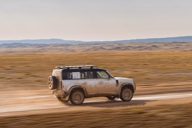 Mẫu 4x4 có 16 mô-đun điện tử có thể được cập nhật ở mọi nơi trên thế giới, sử dụng công nghệ lưu trữ đám mây từ CloudCar để cung cấp khả năng cá nhân hóa, nội dung và các dịch vụ. 