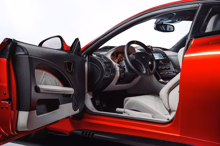 Giá xe Aston Martin Callum Vanquish bán ra dự kiến khoảng 550.000 bảng Anh (khoảng 16,2 tỷ đồng). Toàn bộ 25 chiếc Vanquish 25 sẽ được hoàn thành và bàn giao vào cuối năm 2020.