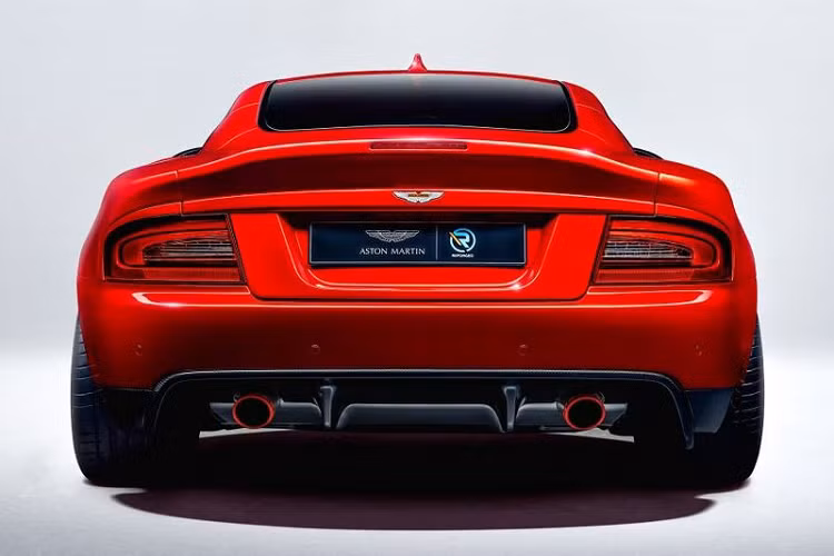 Ngoài ra, gầm xe cũng thấp hơn 10 mm so với Vanquish tiêu chuẩn trong khi khoảng cách giữa hai bánh xe của một trục lại rộng hơn 60 mm, kết hợp cùng bộ mâm 20 inch bọc lốp cao su Michelin Pilot Sport bám đường tốt hơn. Callum cho biết thiết lập này đã đạt được sau khi Aston Martin Callum Vanquish 25 trải qua hơn 32.000 km thử nghiệm nghiêm ngặt trên các con đường ở Anh, cũng như trên đường đua ở điều kiện khô và ướt ở Ladoux Michelin.