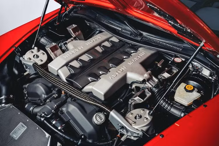 Đối với hệ thống treo, bộ giảm chấn Bilstein được điều chỉnh cao dường như mang lại trải nghiệm lái sắc nét hơn cho Vanquish 25, nhờ thanh chống lật cứng hơn, ống lót sửa đổi và các giảm chấn chắc chắn hơn.