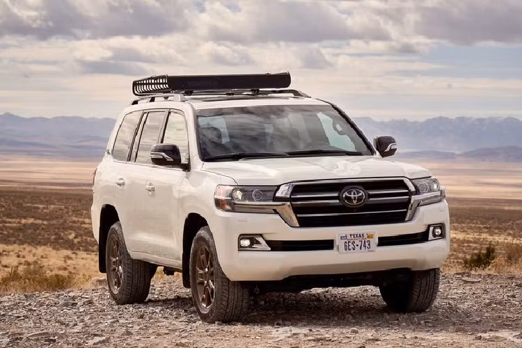 Kể từ những ngày đầu ra mắt cho đến nay, mẫu xe SUV Toyota Land Cruiser luôn được đánh giá là một mẫu xe rất… hiếm bởi số lượng xuất xưởng ít cũng như lượng cầu thấp. Làm một phép so sánh nho nhỏ: trong giai đoạn 2018 - 2019, Mercedes-Benz bán được khoảng 43.000 chiếc SUV thuộc GLS-Class, trong khi đó Toyota chỉ bán được 46.000 chiếc Land Cruiser kể từ năm 2005.