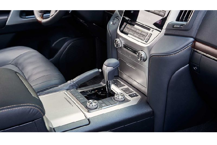 Land Cruiser phiên bản ‘di sản’ sẽ cung cấp cho khách hàng 2 lựa chọn màu sơn là Midnight Black Metallic (Đen ánh kim) và Blizzard Pearl (Trắng ngọc trai). Nhìn chung, tổng thể thiết kế ngoại thất của Land Cruiser Heritage Edition không có nhiều thay đổi đáng kể so với phiên bản tiêu chuẩn. Có thể nhận thấy Toyota vẫn chưa khai thác được nhiều di sản phong phú từ dòng xe Land Cruiser này.