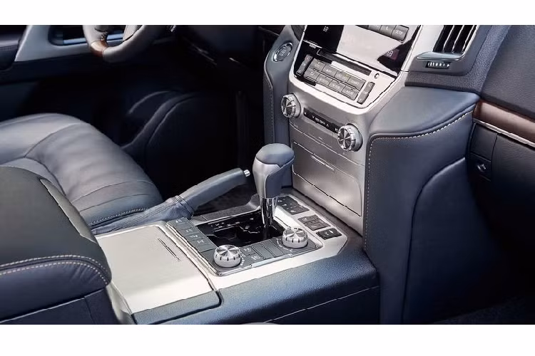 Land Cruiser phiên bản ‘di sản’ sẽ cung cấp cho khách hàng 2 lựa chọn màu sơn là Midnight Black Metallic (Đen ánh kim) và Blizzard Pearl (Trắng ngọc trai). Nhìn chung, tổng thể thiết kế ngoại thất của Land Cruiser Heritage Edition không có nhiều thay đổi đáng kể so với phiên bản tiêu chuẩn. Có thể nhận thấy Toyota vẫn chưa khai thác được nhiều di sản phong phú từ dòng xe Land Cruiser này.