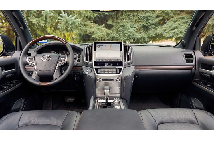 Nếu so sánh với phiên bản tiêu chuẩn, Toyota Land Cruiser Heritage Edition 2020 có số lượng xuất xưởng còn thấp hơn rất nhiều - chỉ 1200 chiếc, nhưng chỉ dành riêng cho các khách hàng tại thị trường Mỹ. Vậy điều gì khiến phiên bản Heritage Edition 2020 trở nên khác biệt so với dòng Land Cruiser tiêu chuẩn hiện đang lưu hành trên thị trường?