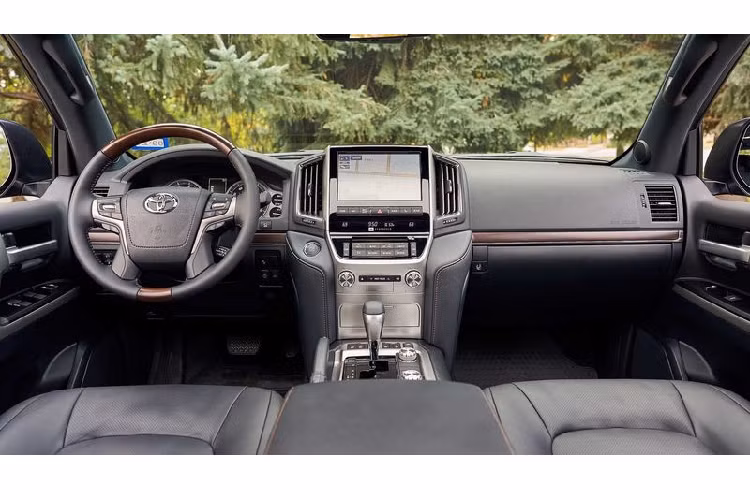 Nếu so sánh với phiên bản tiêu chuẩn, Toyota Land Cruiser Heritage Edition 2020 có số lượng xuất xưởng còn thấp hơn rất nhiều - chỉ 1200 chiếc, nhưng chỉ dành riêng cho các khách hàng tại thị trường Mỹ. Vậy điều gì khiến phiên bản Heritage Edition 2020 trở nên khác biệt so với dòng Land Cruiser tiêu chuẩn hiện đang lưu hành trên thị trường?