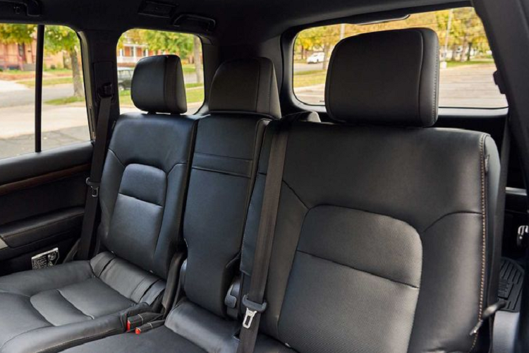 Đối với khoang cabin, tổng thể thiết kế cùng chất liệu cao cấp trên Toyota Land Cruiser Heritage Edition 2020 gợi nhớ đến mối quan hệ ‘khăng khít’ với ‘người anh em’ Lexus LX570. Điển hình là các chi tiết bọc da màu đen, đường chỉ khâu màu đồng và ốp kim loại cao cấp đem lại cảm giác sang trọng, đẳng cấp.