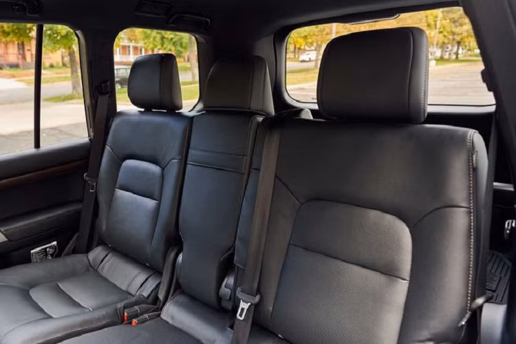 Đối với khoang cabin, tổng thể thiết kế cùng chất liệu cao cấp trên Toyota Land Cruiser Heritage Edition 2020 gợi nhớ đến mối quan hệ ‘khăng khít’ với ‘người anh em’ Lexus LX570. Điển hình là các chi tiết bọc da màu đen, đường chỉ khâu màu đồng và ốp kim loại cao cấp đem lại cảm giác sang trọng, đẳng cấp.