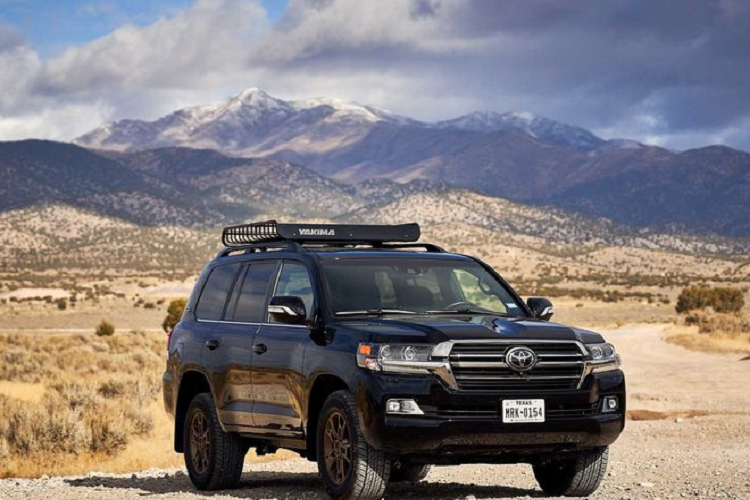 Khác hoàn toàn so với phiên bản tiêu chuẩn, khoang nội thất của Land Cruiser Heritage Edition 2020 lại chỉ sở hữu 2 hàng ghế với 5 chỗ ngồi, mang lại không gian rộng rãi và thoải mái cho hành khách. Điều này đồng nghĩa với việc thể tích của khoang chứa hành lý sẽ được gia tăng lên đáng kể.