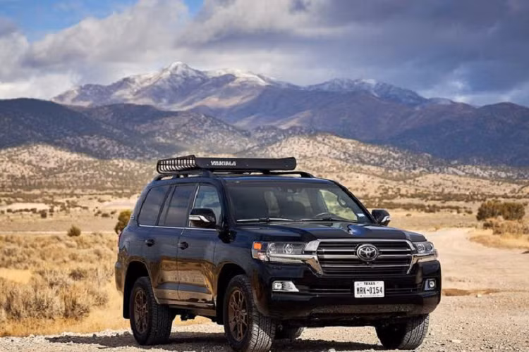 Khác hoàn toàn so với phiên bản tiêu chuẩn, khoang nội thất của Land Cruiser Heritage Edition 2020 lại chỉ sở hữu 2 hàng ghế với 5 chỗ ngồi, mang lại không gian rộng rãi và thoải mái cho hành khách. Điều này đồng nghĩa với việc thể tích của khoang chứa hành lý sẽ được gia tăng lên đáng kể.