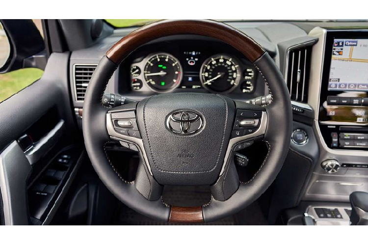 Nổi bật là logo cổ điển nằm ở cột D cùng bộ la-zăng nhôm đúc TRD 18 inch màu vàng đồng được BBS sản xuất riêng dành cho Toyota Land Cruiser Heritage Edition 2020. Điểm nhấn tiếp theo là ở phần đầu xe với bộ lưới tản nhiệt cùng viền đèn pha, đèn sương mù được mạ crom tối màu.