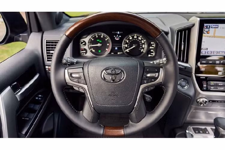 Nổi bật là logo cổ điển nằm ở cột D cùng bộ la-zăng nhôm đúc TRD 18 inch màu vàng đồng được BBS sản xuất riêng dành cho Toyota Land Cruiser Heritage Edition 2020. Điểm nhấn tiếp theo là ở phần đầu xe với bộ lưới tản nhiệt cùng viền đèn pha, đèn sương mù được mạ crom tối màu.