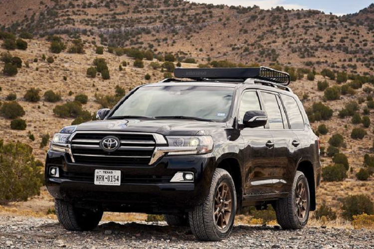 Giá xe Toyota Land Cruiser Heritage Edition phiên bản tiêu chuẩn hiện tại có mức bán khởi điểm là 85.415 USD (khoảng 2 tỷ đồng) tại thị trường Mỹ. Mặc dù có số lượng sản xuất giới hạn ở 1200 chiếc, nhưng phiên bản di sản Heritage Edition 2020 có mức giá bán chính thức khởi điểm từ 87.745 USD (khoảng 2,06 tỷ đồng), chỉ cao hơn 2.330 USD so với biến thể tiêu chuẩn.