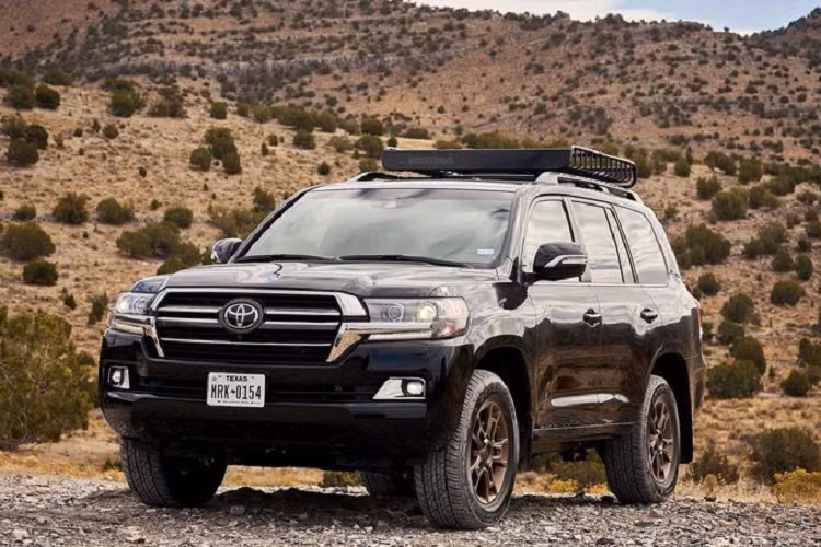 Giá xe Toyota Land Cruiser Heritage Edition phiên bản tiêu chuẩn hiện tại có mức bán khởi điểm là 85.415 USD (khoảng 2 tỷ đồng) tại thị trường Mỹ. Mặc dù có số lượng sản xuất giới hạn ở 1200 chiếc, nhưng phiên bản di sản Heritage Edition 2020 có mức giá bán chính thức khởi điểm từ 87.745 USD (khoảng 2,06 tỷ đồng), chỉ cao hơn 2.330 USD so với biến thể tiêu chuẩn.