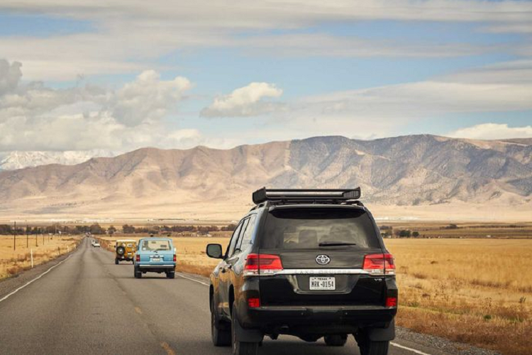 Bên cạnh thiết kế khoang nội thất sang trọng và ấn tượng, Toyota Land Cruiser Heritage Edition 2020 còn được trang bị hàng loạt tính năng công nghệ đáng chú ý. Toyota còn cung cấp thêm gói option 2.200 USD (khoảng 51,6 triệu đồng) cho trang bị màn hình giải trí ở hàng ghế sau.