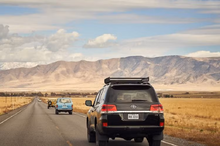 Bên cạnh thiết kế khoang nội thất sang trọng và ấn tượng, Toyota Land Cruiser Heritage Edition 2020 còn được trang bị hàng loạt tính năng công nghệ đáng chú ý. Toyota còn cung cấp thêm gói option 2.200 USD (khoảng 51,6 triệu đồng) cho trang bị màn hình giải trí ở hàng ghế sau.