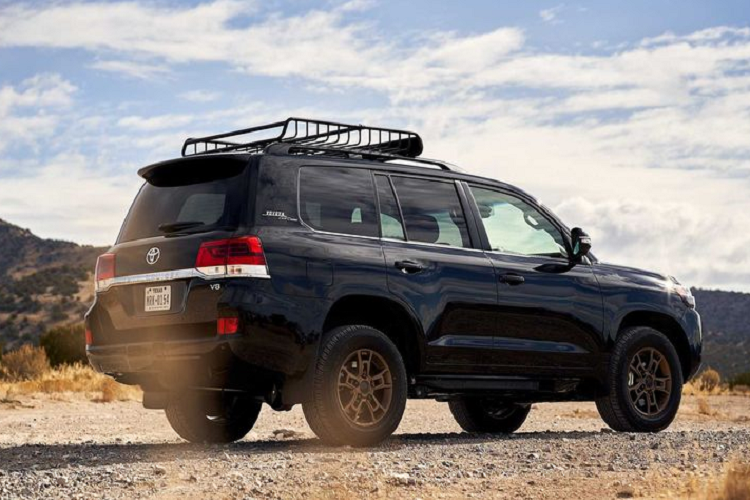 Mặc cho những danh tiếng lừng lẫy của mình trong phân khúc SUV, những khách hàng mong muốn sở hữu một chiếc xe cân bằng giữa hiệu suất, thiết kế và tính năng thường sẽ không lựa chọn Toyota Land Cruiser. Khách hàng mua Land Cruiser chỉ đơn giản bởi vì nó là Land Cruiser, là một biểu tượng huyền thoại cho dòng SUV của Toyota.