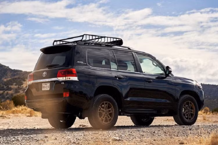 Mặc cho những danh tiếng lừng lẫy của mình trong phân khúc SUV, những khách hàng mong muốn sở hữu một chiếc xe cân bằng giữa hiệu suất, thiết kế và tính năng thường sẽ không lựa chọn Toyota Land Cruiser. Khách hàng mua Land Cruiser chỉ đơn giản bởi vì nó là Land Cruiser, là một biểu tượng huyền thoại cho dòng SUV của Toyota.