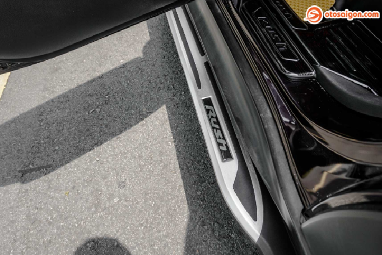 Chiếc Toyota Rush tại Sài Gòn này còn được vị chủ nhân nâng cấp hệ thống thông tin giải trí bên trong xe bằng bộ loa Helix trị giá 36 triệu ở 2 bên cửa tài, loa treble Infiniti và loa trung. Bộ amply được đặt dưới ghế tài trong khi loa sub được giấu dưới ghế phụ.