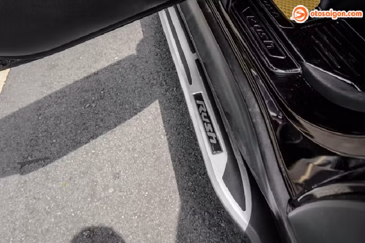 Chiếc Toyota Rush tại Sài Gòn này còn được vị chủ nhân nâng cấp hệ thống thông tin giải trí bên trong xe bằng bộ loa Helix trị giá 36 triệu ở 2 bên cửa tài, loa treble Infiniti và loa trung. Bộ amply được đặt dưới ghế tài trong khi loa sub được giấu dưới ghế phụ.