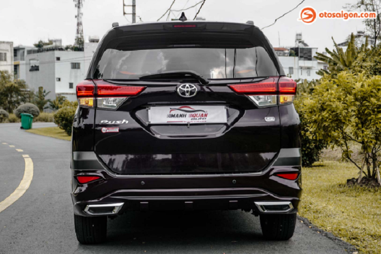 Các tính năng nổi bật khác được trang bị thêm cho chiếc Toyota Rush này gồm: cửa hít, massage ghế, cảm biến áp suất lốp trong, cân bằng áp suất lốp, gạt mưa tự động cũng như bật đèn tự động khi trời tối. Đây là những trang bị nhằm nâng cao hơn tính tiện nghi trên chiếc xe.