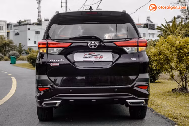 Các tính năng nổi bật khác được trang bị thêm cho chiếc Toyota Rush này gồm: cửa hít, massage ghế, cảm biến áp suất lốp trong, cân bằng áp suất lốp, gạt mưa tự động cũng như bật đèn tự động khi trời tối. Đây là những trang bị nhằm nâng cao hơn tính tiện nghi trên chiếc xe.