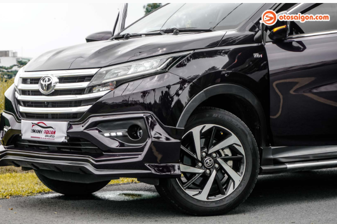 Hệ thống đèn pha LED trên bản độ Toyota Rush đã đáp ứng nhu cầu sử dụng vì thế chủ xe không độ thêm. Tuy nhiên nếu muốn nâng cấp về mặt thẩm mỹ, cũng sẽ có rất nhiều cách để thực hiện. Tuy nhiên bi gầm của chiếc Toyota Rush đã thay bằng bóng bi LED.