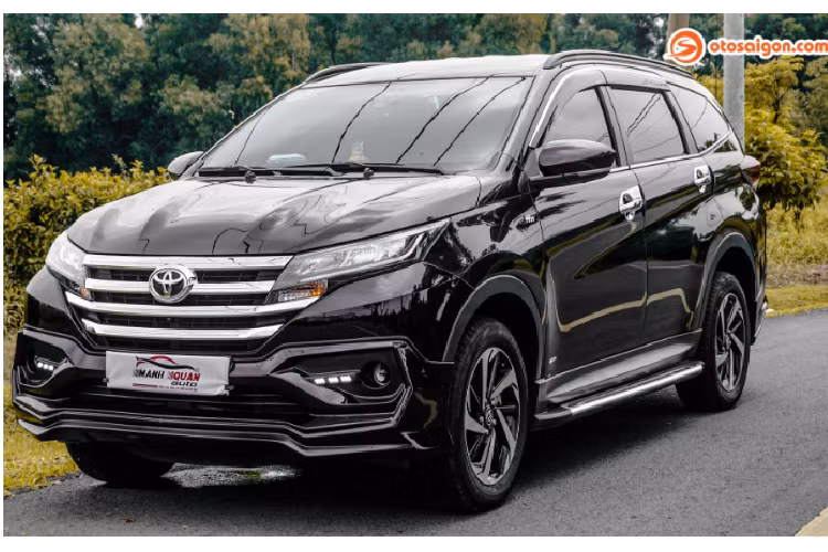 Một bản độ hoàn hảo sẽ không thể thiếu một bộ bodykit. Bộ bodykit của Toyota Rush nhập từ Thái Lan khoảng 20 triệu đồng bao gồm mặt ca lăng, líp cản trước và sau, nẹp hông. Tiếc rằng bản độ này chủ nhân đã bỏ đi mặt ca lăng và nẹp hông. Xe trang bị thêm chắn bùn mở rộng vòm bánh xe