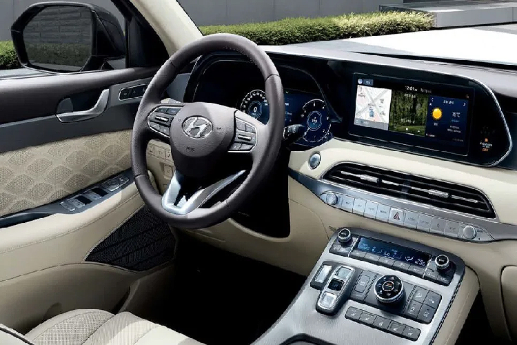 Ngoài ra, các chi tiết đặc trưng khác như lưới tản nhiệt mới cùng đèn pha 3 bóng projector giống như các mẫu Palisade 2020 khác vẫn được nguyên trạng. Về nội thất, đáng chủ ý là màn hình cụm đồng hồ 12,3 inch được trang bị theo yêu cầu các khách hàng. Đây là trang bị vốn có trên các bản Palisade tại Mỹ nhưng lại bị cắt ở quê nhà.