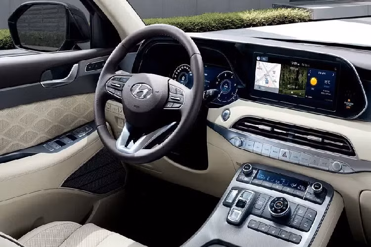 Ngoài ra, các chi tiết đặc trưng khác như lưới tản nhiệt mới cùng đèn pha 3 bóng projector giống như các mẫu Palisade 2020 khác vẫn được nguyên trạng. Về nội thất, đáng chủ ý là màn hình cụm đồng hồ 12,3 inch được trang bị theo yêu cầu các khách hàng. Đây là trang bị vốn có trên các bản Palisade tại Mỹ nhưng lại bị cắt ở quê nhà.