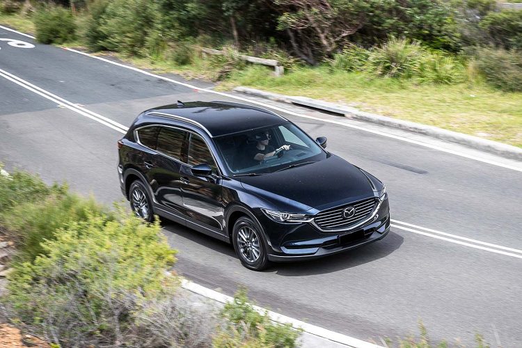 Phiên bản này đặc biệt được mong đợi vì Mazda CX-8 là xe SUV 7 chỗ nhưng sở hữu mức giá hấp dẫn dưới 1,1 tỷ đồng, tương đương với các mẫu xe 5+2. Trong tầm giá này, thay vì phải lựa chọn giữa nhu cầu không gian chuyên chở rộng rãi hay trang bị tiện ích hữu dụng, Mazda CX-8 Deluxe mới mang đến cho khách hàng cả hai.