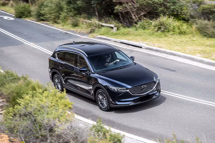 Phiên bản này đặc biệt được mong đợi vì Mazda CX-8 là xe SUV 7 chỗ nhưng sở hữu mức giá hấp dẫn dưới 1,1 tỷ đồng, tương đương với các mẫu xe 5+2. Trong tầm giá này, thay vì phải lựa chọn giữa nhu cầu không gian chuyên chở rộng rãi hay trang bị tiện ích hữu dụng, Mazda CX-8 Deluxe mới mang đến cho khách hàng cả hai.