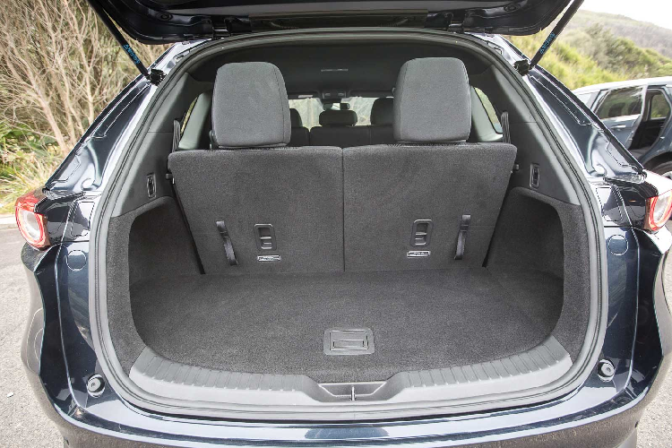 Giúp người lái và hành khách trên xe tận hưởng những hành trình đầy thú vị và gắn kết bằng sự an tâm chính là điều Mazda luôn luôn hướng đến. Đây là lý do tại sao Mazda CX-8 Deluxe sở hữu rất nhiều tính năng an toàn tương đương phiên bản Mazda CX-8 Luxury cũng như các xe 5+2 phiên bản cao cấp, cụ thể là: hệ thống cân bằng điện tử (DSC), hệ thống chống bó cứng phanh (ABS), trợ lực phanh khẩn cấp (BA)…