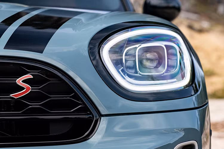 Về thông số hiệu suất, chiếc Countryman bản cơ sở có khả năng sinh ra công suất 134 mã lực và có thể tăng tốc 0-96 km/giờ trong 9,3 giây. Riêng biến thể AWD sẽ mất đến 9,6 giây để tăng tốc tương tự.