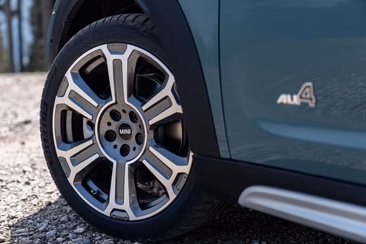 Bản Cooper S Countryman 189 mã lực với thời gian 0-96 km/giờ đạt 7,1/7,2 giây. Biến thể đầu bảng JCW Countryman 301 mã lực có thời gian 0-96 km/giờ kỷ lục ở mức 4,9 giây.