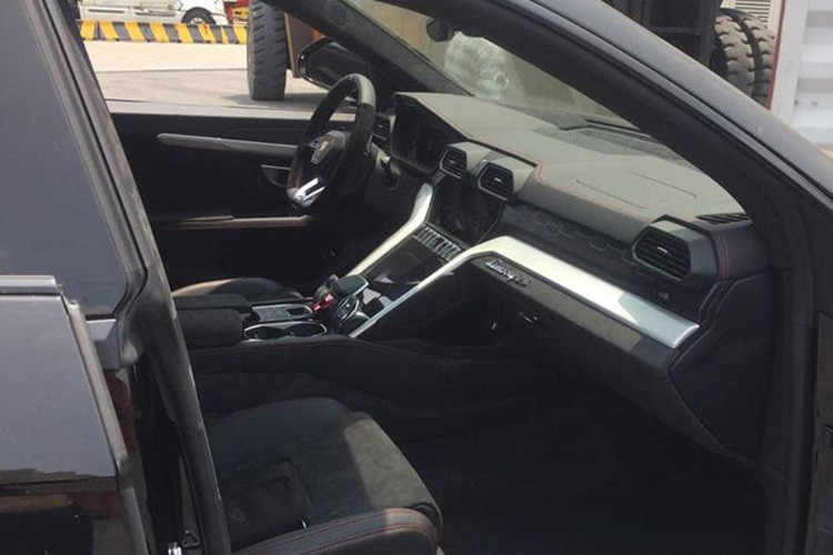 Cụm điều khiển của mẫu siêu SUV Lamborghini Urus cũng bao gồm nút khởi động và chế độ lựa chọn lái Anima của xe với 6 tính năng lái như Strada (đường phố), Sport (thể thao) và Corsa (đường đua) khá quen thuộc trên các siêu xe của hãng. Ngoài ra, 3 chế độ mới tinh là Sabbia (đường cát), Terra (việt dã) và Neve (tuyết)...