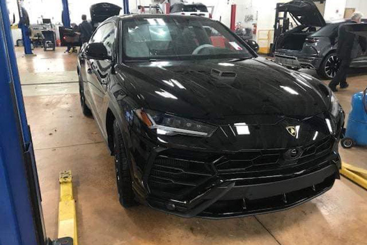Hiện chưa rõ chiếc siêu SUV Lamborghini Urus của Dương Kon mang về nước thuộc diện nhập khẩu chính hãng hay là tư nhân. Giá xe Lamborghini Urus mới khởi điểm tại thị trường Mỹ chỉ khoảng 200.000 đô la (tương đương 4,66 tỷ đồng). Khi về Việt Nam, do cõng các loại thuế khác nhau nên giá bán của Lamborghini Urus sẽ không dưới 20 tỷ đồng.