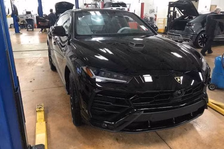 Hiện chưa rõ chiếc siêu SUV Lamborghini Urus của Dương Kon mang về nước thuộc diện nhập khẩu chính hãng hay là tư nhân. Giá xe Lamborghini Urus mới khởi điểm tại thị trường Mỹ chỉ khoảng 200.000 đô la (tương đương 4,66 tỷ đồng). Khi về Việt Nam, do cõng các loại thuế khác nhau nên giá bán của Lamborghini Urus sẽ không dưới 20 tỷ đồng.