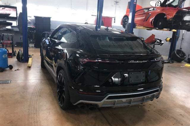 Lực hãm của khối động cơ V8 trên Lamborghini Urus đến từ cặp phanh bằng carbon-ceramic có kích thước 440 mm ở phía trước và 370 mm ở phía sau. Urus chính là chiếc xe có hệ thống phanh đĩa lớn nhất thế giới tính đến thời điểm hiện nay. Ngoài ra, đây cũng là chiếc xe Lamborghini hiếm hoi có khoang hành lý "hào phóng" khi có sức chứa 616 lít, khi gập 2 hàng ghế sau lại, sức chứa này có thể lên đến 1.596 lít. 