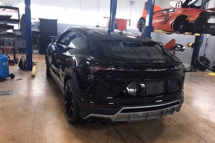 Lực hãm của khối động cơ V8 trên Lamborghini Urus đến từ cặp phanh bằng carbon-ceramic có kích thước 440 mm ở phía trước và 370 mm ở phía sau. Urus chính là chiếc xe có hệ thống phanh đĩa lớn nhất thế giới tính đến thời điểm hiện nay. Ngoài ra, đây cũng là chiếc xe Lamborghini hiếm hoi có khoang hành lý "hào phóng" khi có sức chứa 616 lít, khi gập 2 hàng ghế sau lại, sức chứa này có thể lên đến 1.596 lít. 