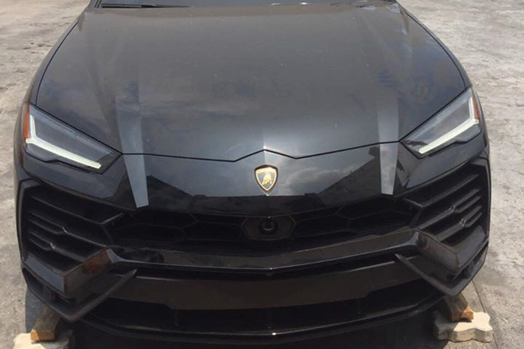 Chồng siêu mẫu Ngọc Thạch còn nói đùa rằng sau khi đem chiếc siêu SUV Lamborghini Urus này về nhà sẽ đi rửa xe và mang đi cất vì đang là mùa dịch corona (Covid-19) nên không dám lái xe đi đâu. Được biết đây cũng là chiếc siêu SUV Lamborghini Urus thứ 2 có mặt tại Hà Nội, chiếc đầu tiên thuộc sở hữu của con trai Bầu Hiển.