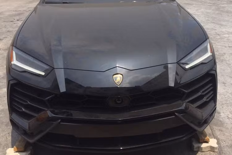 Chồng siêu mẫu Ngọc Thạch còn nói đùa rằng sau khi đem chiếc siêu SUV Lamborghini Urus này về nhà sẽ đi rửa xe và mang đi cất vì đang là mùa dịch corona (Covid-19) nên không dám lái xe đi đâu. Được biết đây cũng là chiếc siêu SUV Lamborghini Urus thứ 2 có mặt tại Hà Nội, chiếc đầu tiên thuộc sở hữu của con trai Bầu Hiển.