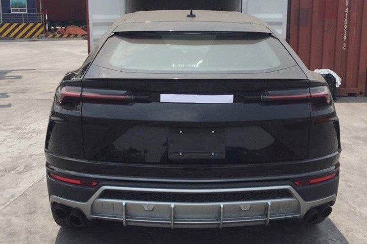 Đối lập ngoại thất sơn màu đen, chiếc siêu SUV Lamborghini Urus của chồng siêu mẫu Ngọc Thạch còn có các chi tiết sơn màu bạc đối lập, bên cạnh đó là cặp ống xả kép của xe sơn đen nhám hay bộ mâm 23 inch mang tên gọi Taigete sơn màu đen Shiny Black giống với Lamborghini Urus của con trai Bầu Hiển.