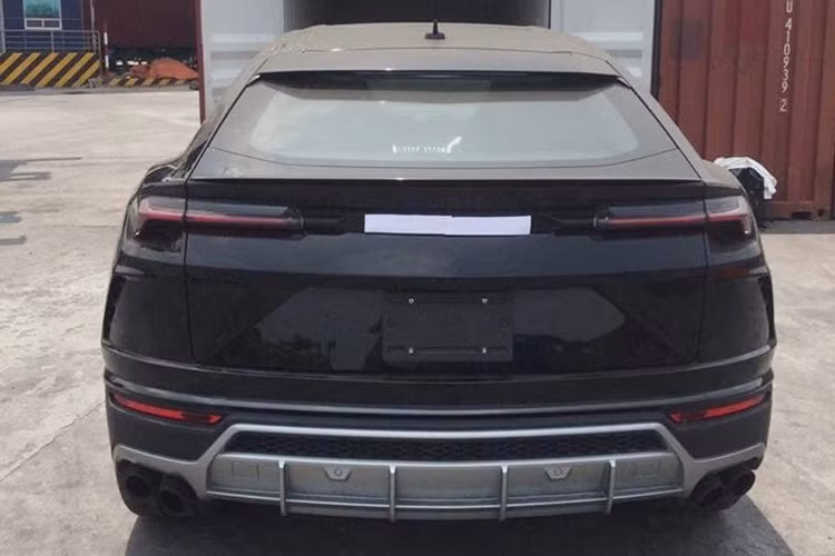 Đối lập ngoại thất sơn màu đen, chiếc siêu SUV Lamborghini Urus của chồng siêu mẫu Ngọc Thạch còn có các chi tiết sơn màu bạc đối lập, bên cạnh đó là cặp ống xả kép của xe sơn đen nhám hay bộ mâm 23 inch mang tên gọi Taigete sơn màu đen Shiny Black giống với Lamborghini Urus của con trai Bầu Hiển.