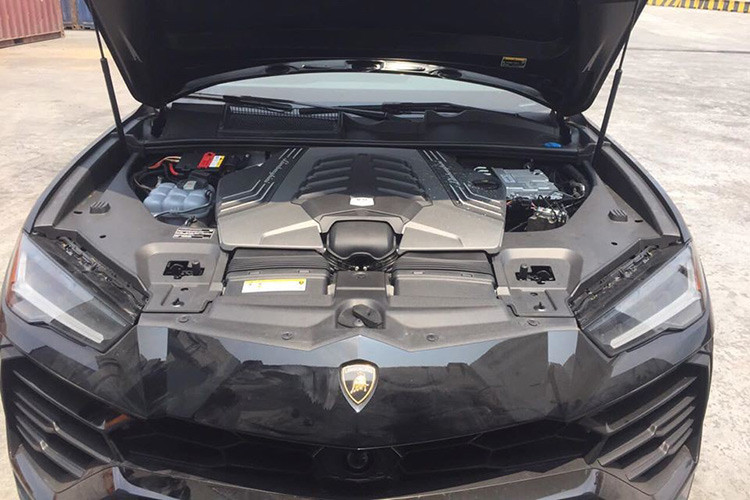 Lamborghini Urus được trang bị động cơ xăng V8, tăng áp kép, dung tích 4.0 lít, cho công suất tối đa 650 mã lực và mô-men xoắn cực đại 850 Nm. Động cơ kết hợp cùng hộp số tự động 8 cấp và hệ dẫn động 4 bánh giúp Lamborghini Urus có thể tăng tốc từ 0-100 km/h trong 3,6 giây trước khi đạt vận tốc tối đa 305 km/h.